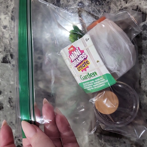 Zuru Mini Brands Create Garden - Picture 7 of 7